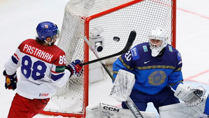 David Pastrňák a Maxim Pavlenko v zápase Česko - Kazachstán na MS 2025