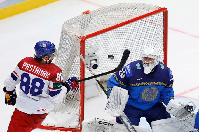 David Pastrňák a Maxim Pavlenko v zápase MS 2025 Česko - Kazachstán