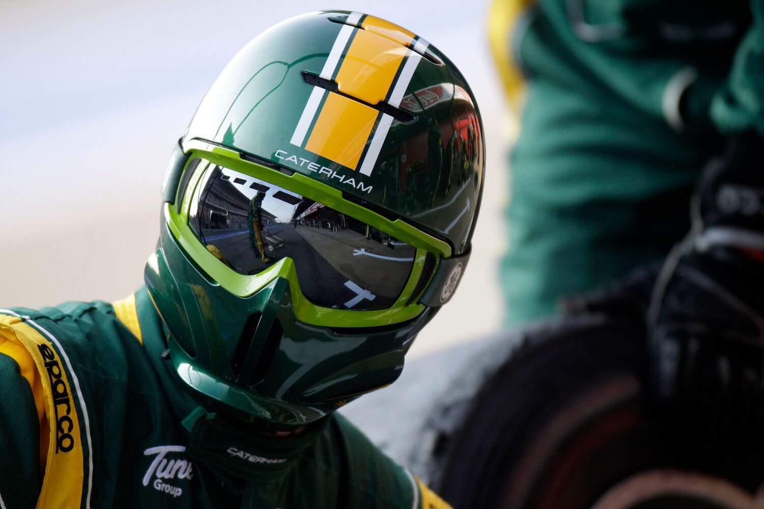 Caterham, helmy mechaniků