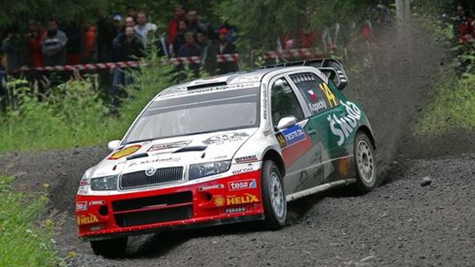 Jan Kopecký za volantem Škody Fabia WRC na trati Finské rallye.