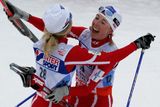 Norské běžkyně na lyžích Therese Johaugová (vlevo) a Kristin Steiraová se radují ze zisku bronzové a stříbrné medaile v závodě na 30 km klasicky na MS v Sapporu.