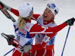 Norské běžkyně na lyžích Therese Johaugová (vlevo) a Kristin Steiraová se radují ze zisku bronzové a stříbrné medaile v závodě na 30 km klasicky na MS v Sapporu.