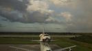 Space shuttle Endeavour is seen atop NASA's Shuttle Carrier Aircraft, or SCA, at the Shuttle Landing Facility at NASA's Kennedy Space Center in Cape Canaveral, Florida, September 17, 2012. The SCA, a modified 747 jetliner, will fly Endeavour to Los Angeles where it will be placed on public display at the California Science Center. This is the final ferry flight scheduled in the Space Shuttle Program era. REUTERS/Bill Ingalls/NASA/Handout (UNITED STATES - Tags: TRANSPORT SCIENCE TECHNOLOGY) FOR EDITORIAL USE ONLY. NOT FOR SALE FOR MARKETING OR ADVERTISING CAMPAIGNS. THIS IMAGE HAS BEEN SUPPLIED BY A THIRD PARTY. IT IS DISTRIBUTED, EXACTLY AS RECEIVED BY REUTERS, AS A SERVICE TO CLIENTS Published: Zář. 17, 2012, 6:03 odp.