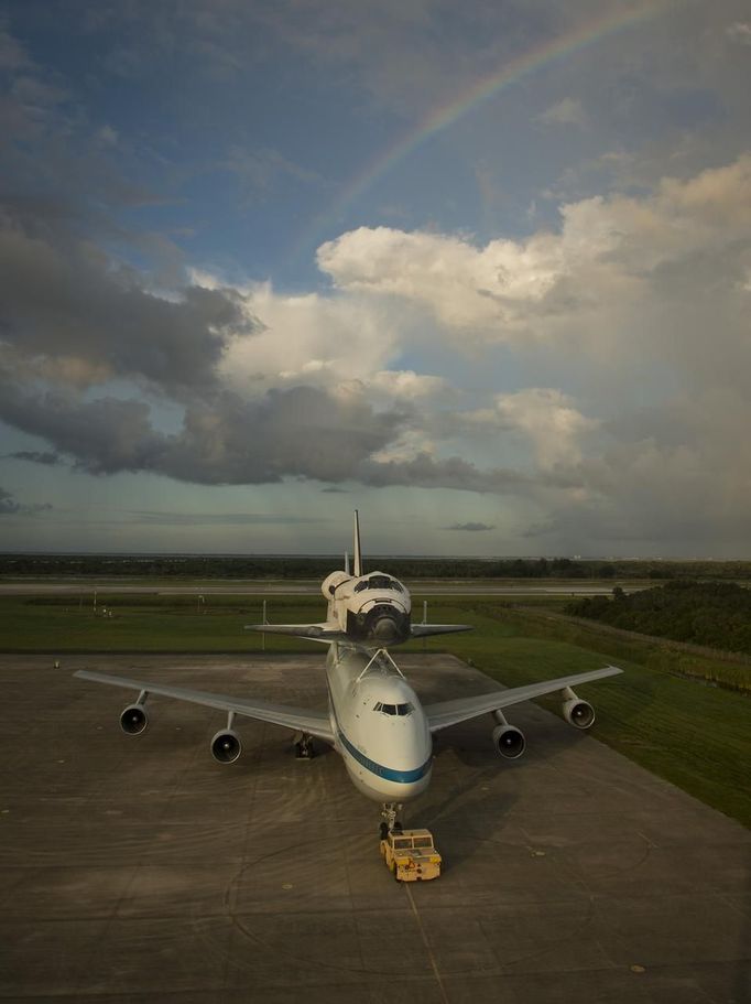 Space shuttle Endeavour is seen atop NASA's Shuttle Carrier Aircraft, or SCA, at the Shuttle Landing Facility at NASA's Kennedy Space Center in Cape Canaveral, Florida, September 17, 2012. The SCA, a modified 747 jetliner, will fly Endeavour to Los Angeles where it will be placed on public display at the California Science Center. This is the final ferry flight scheduled in the Space Shuttle Program era. REUTERS/Bill Ingalls/NASA/Handout (UNITED STATES - Tags: TRANSPORT SCIENCE TECHNOLOGY) FOR EDITORIAL USE ONLY. NOT FOR SALE FOR MARKETING OR ADVERTISING CAMPAIGNS. THIS IMAGE HAS BEEN SUPPLIED BY A THIRD PARTY. IT IS DISTRIBUTED, EXACTLY AS RECEIVED BY REUTERS, AS A SERVICE TO CLIENTS Published: Zář. 17, 2012, 6:03 odp.