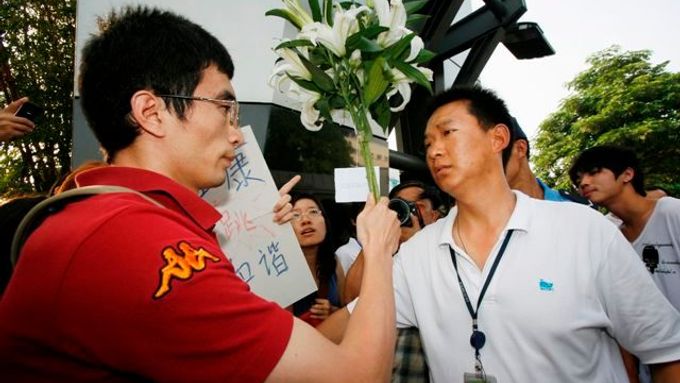 Foto: Foxconn v Číně má problém, zabilo se už 11 lidí