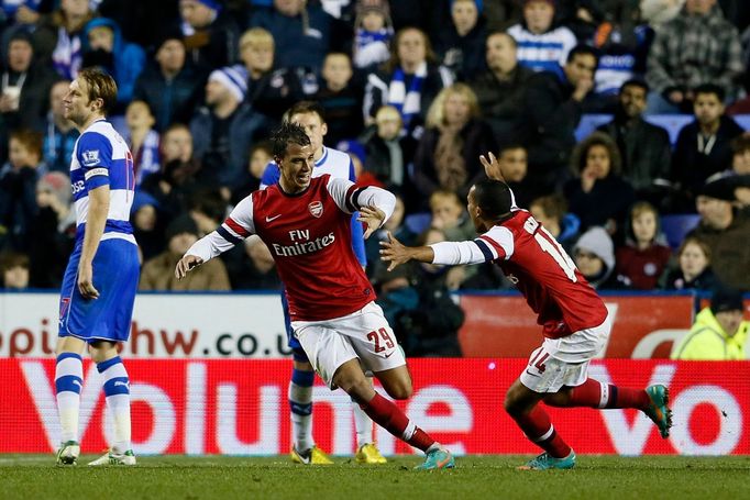 Fotbalista Arsenalu Marouane Chamakh (vlevo) slaví gól v utkání anglického poháru 2012/13 proti Readingu.