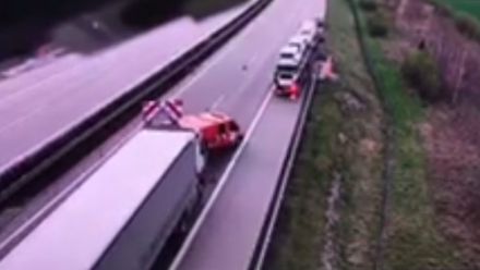Řidič na dálnici neubrzdil kamion a zničil silničářům auto i světelné značení