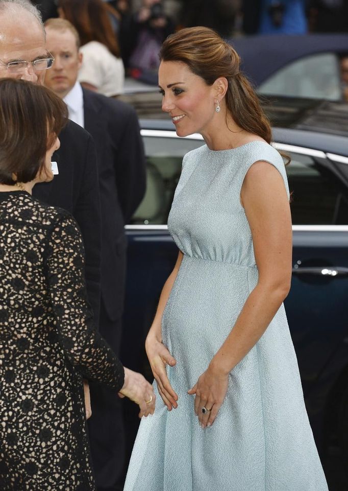 Vévodkyně Kate na snímku ze 24. dubna po příjezdu na charitativní akci v National Portrait Gallery v Londýně.