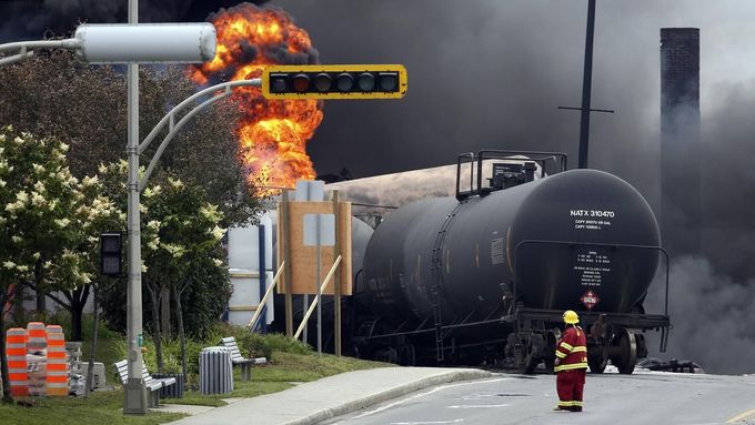 Výbuch cisteren po nehodě vlaku v Kanadě