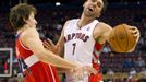 Basketbalista Toronta Raptors Andrea Bargnani (vpravo) bojuje s Janem Veselým z Washingtonu Wizards během přípravného utkání NBA 2012/13.