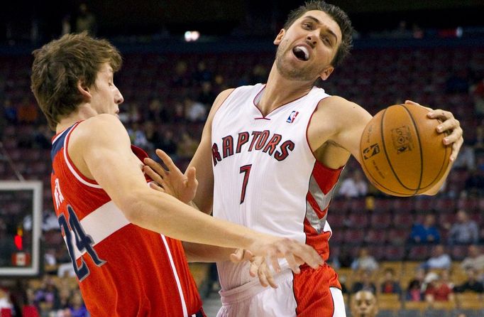 Basketbalista Toronta Raptors Andrea Bargnani (vpravo) bojuje s Janem Veselým z Washingtonu Wizards během přípravného utkání NBA 2012/13.