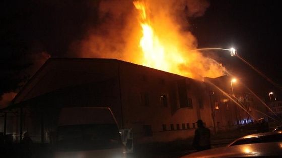 V Děčíně hořel sklad nábytku, hasiči evakuovali sídliště