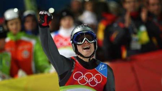 Rakouský skokan na lyžích Thomas Morgenstern slaví triumf v závodě na velkém můstku.