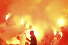 VIDEO Násilí v Bosně. Fans po sobě házeli kameny