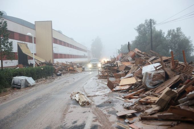 Povodní zničené výrobky před továrnou na nábytek ve městě městě L'Alcudia v provincii Valencie.