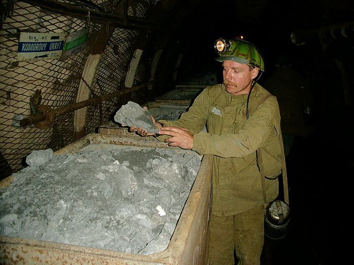 uranová ruda k těžbě