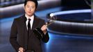 Herec Steven Yeun přebírá Emmy za seriál Ve při.