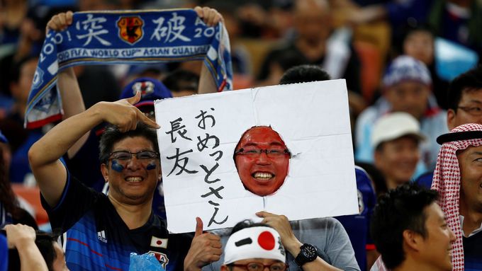 Japonští fanoušci při zápase v Saúdské Arábii