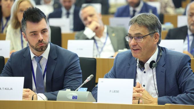 Maďarský europoslanec András Kulja (vlevo) na snímku s německým zástupcem v Evropském parlamentu Peterem Liesem