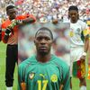 Kamerunští fotbalisté s portrétem zesnulého Marca-Viviena Foea
