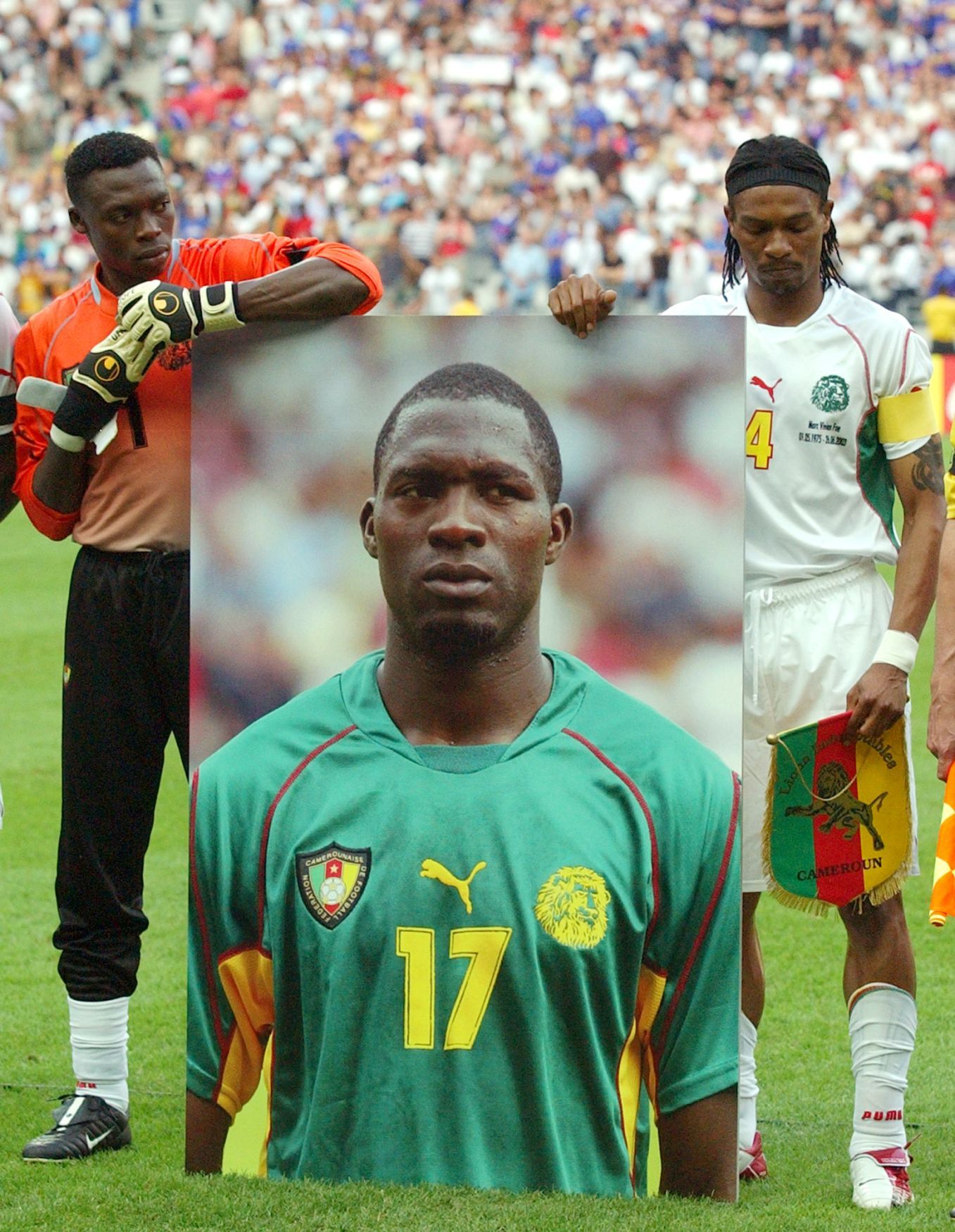 Kamerunští fotbalisté s portrétem zesnulého Marca-Viviena Foea