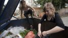 May Wollf, (L), 28, a practising 'freegan', climbs into a dumpster while Robin Pickell tears open a garbage bag in an alley behind Commercial Drive in Vancouver, British Columbia April 10, 2012. A 'Freegan' is someone who gathers edible food from the garbage bins of grocery stores or food stands that would otherwise have been thrown away. Freegans aim to spend little or no money purchasing food and other goods, not through financial need but to try to address issues of over-consumption and excess. Picture taken April 10, 2012. REUTERS/Ben Nelms (CANADA - Tags: SOCIETY) ATTENTION EDITORS PICTURE 02 OF 21 FOR PACKAGE 'DUMPSTER DIVING FOR FOOD' Published: Kvě. 15, 2012, 11:57 dop.