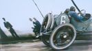 Jacques Henri Lartigue, René Croquet se svým jezdeckým mechanikem A Delage na Velké ceně Automobilového klubu Francie, 1912, kolorováno.