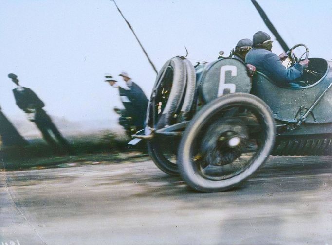 Jacques Henri Lartigue, René Croquet se svým jezdeckým mechanikem A Delage na Velké ceně Automobilového klubu Francie, 1912, kolorováno.