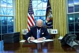 Joe Biden pár hodin po své inauguraci podepsal v Oválné pracovně exekutivní příkazy.