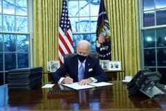 Biden ohlásil nové sankce vůči Rusku. USA vyhostily deset diplomatů