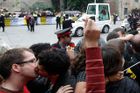 Homosexuální páry se líbají na Plaza de la Catedral. Symbolický protest proti návštěvě papeže Benedikta XVI. ve Španělsku.