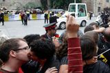 Homosexuální páry se líbají na Plaza de la Catedral. Symbolický protest proti návštěvě papeže Benedikta XVI. ve Španělsku.
