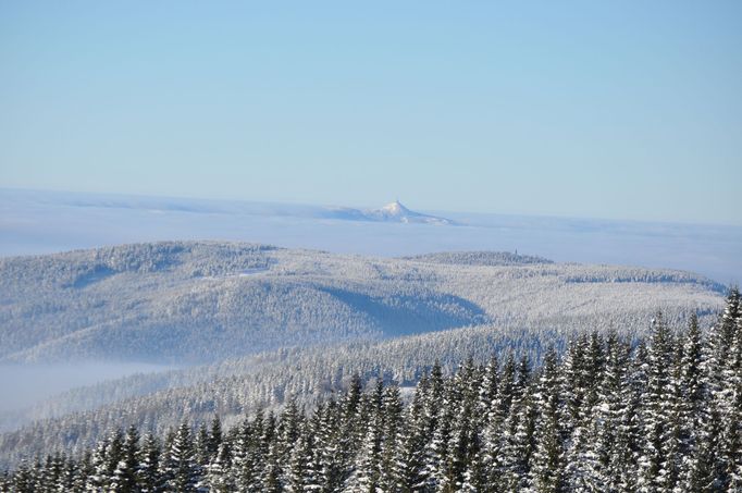 Výhled na Ještěd z Dvořaček  v Krkonoších během zimního období. Fotografie z roku 2010