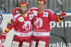 Třinec nastřílel deset gólů Kometě, Slavia udržela naději