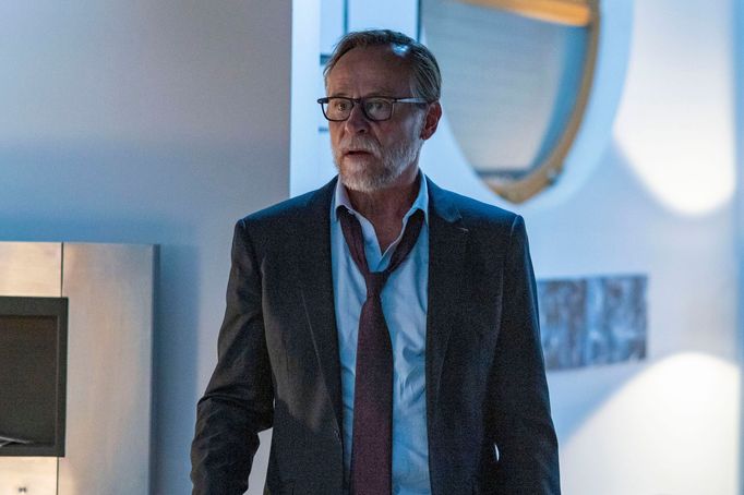 Karel Roden jako Karel.