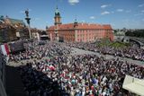 Ve Varšavě vyšly v neděli do ulic statisíce účastníků protestního pochodu, který svolala liberální opoziční strana Občanská platforma. Cílem demonstrace je mobilizovat voliče proti konzervativní vládě, již opozice obviňuje z narušování principů demokracie.