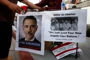 Ostré hádky o reformu zdravotnictví v USA. Obama jako Hitler?