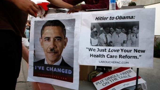 Ostré hádky o reformu zdravotnictví v USA. Obama jako Hitler?