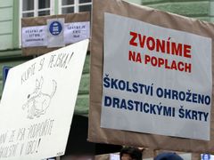 Demonstrace za vyšší platy patří ke koloritu českého školství.