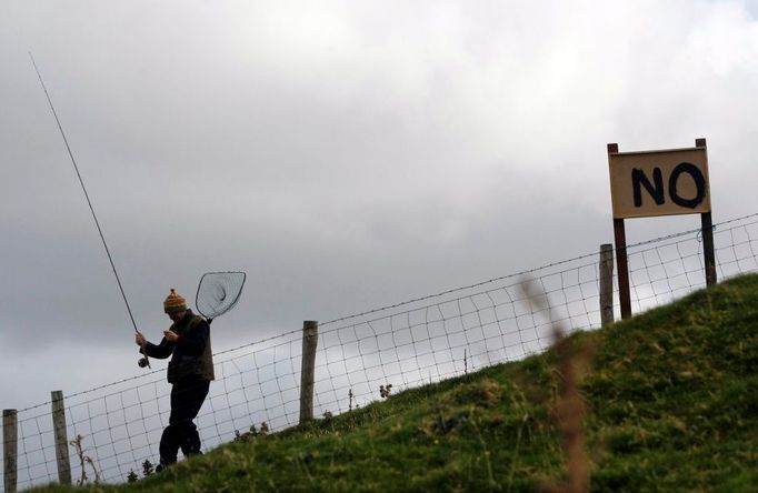 Rybář a irské "NE" v hrabství Donegal.