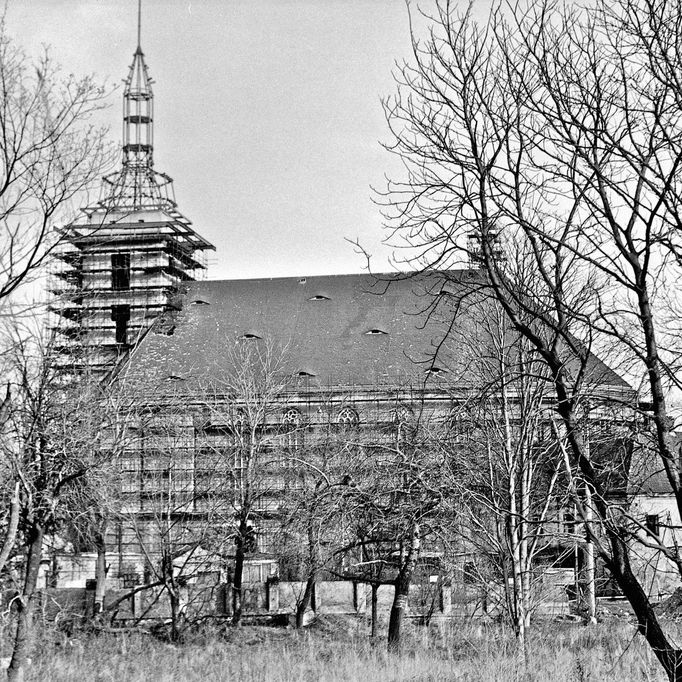 Před 45 lety přesunuli komunisté kvůli těžbě uhlí Nanebevzetí Panny Marie v Mostě.