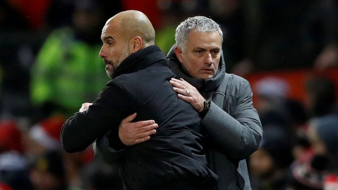 Dva kohouti v jednom městě. Pep Guardiola (vlevo) a José Mourinho v době, kdy oba trénovali kluby z Manchesteru