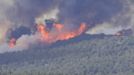 A wall of flames makes its way through trees and brush prompting fire officials to order the evacuation of Fairview, Utah as the Wood Hollow fire approaches the town June 26, 2012. Authorities said a body was found in the ashes of a house charred by the fast-moving fire, marking the first fatality in a blaze that already has scorched more than 39,000 acres. Fresh evacuations were ordered there on Tuesday. The blaze had already burned an estimated 30 homes and killed 75 sheep between the rural communities of Fountain Green and Indianola. REUTERS/George Frey (UNITED STATES - Tags: ENVIRONMENT DISASTER) Published: Čer. 27, 2012, 1:05 dop.