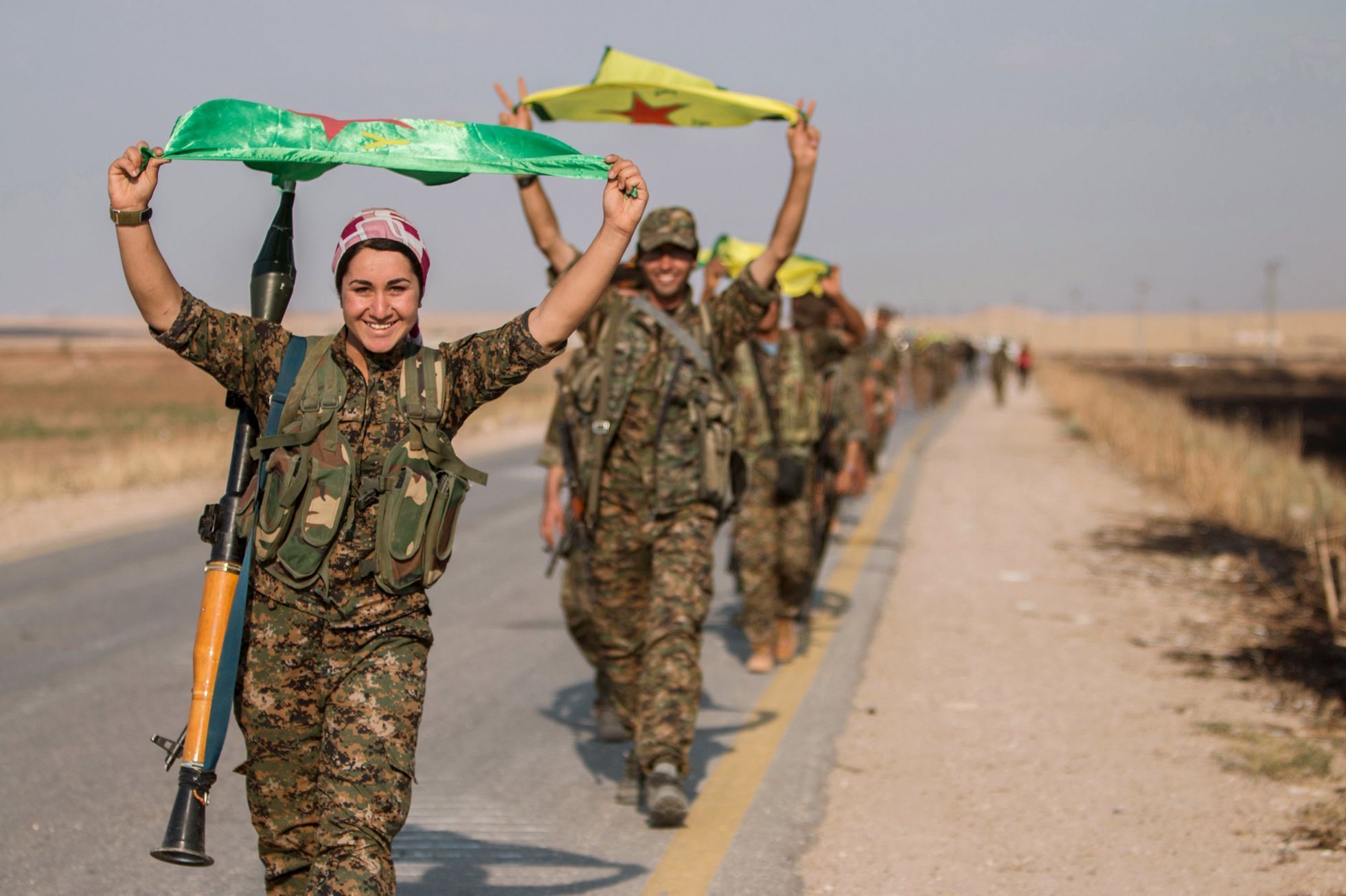 Kurdští bojovníci po vítězné bitvě.