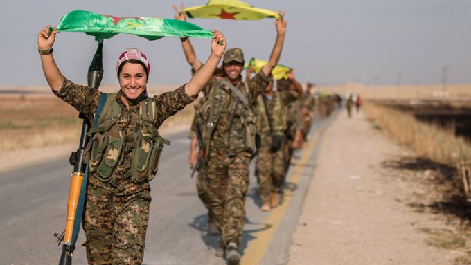 Kurdští bojovníci po vítězné bitvě, ilustrační foto.