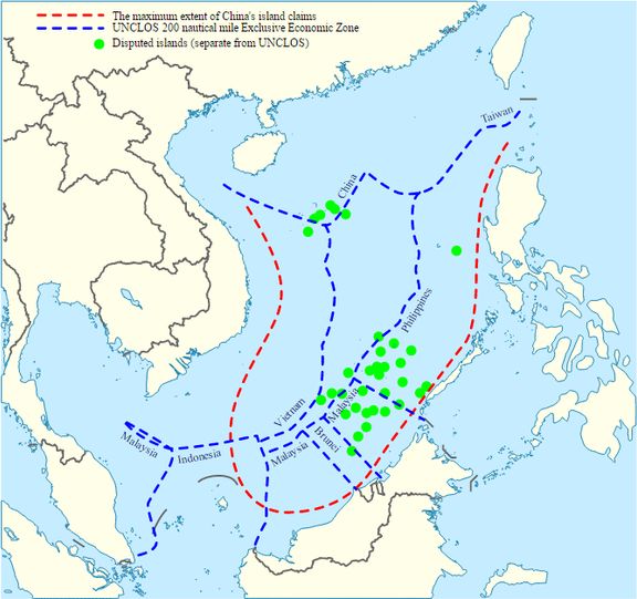 Červená čára znázorňuje plochu, kterou si nárokuje Čína. Modrá ukazuje zóny, které na základě Úmluvy OSN o mořském právu náleží jednotlivým zemím.