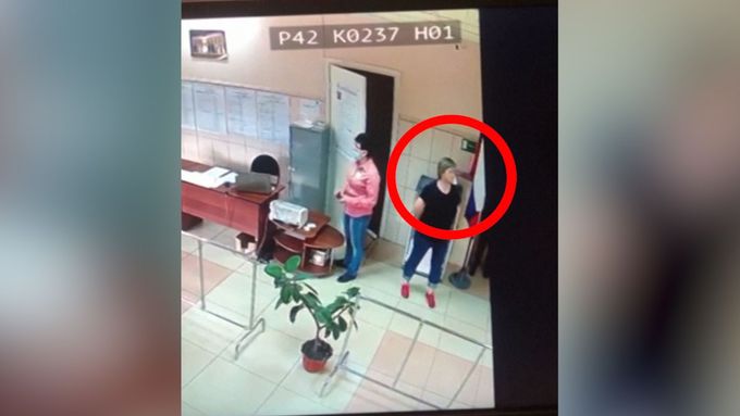 Podvádění u ruských voleb zachytila kamera. “Magická” ruka se zjevila několikrát za sebou.