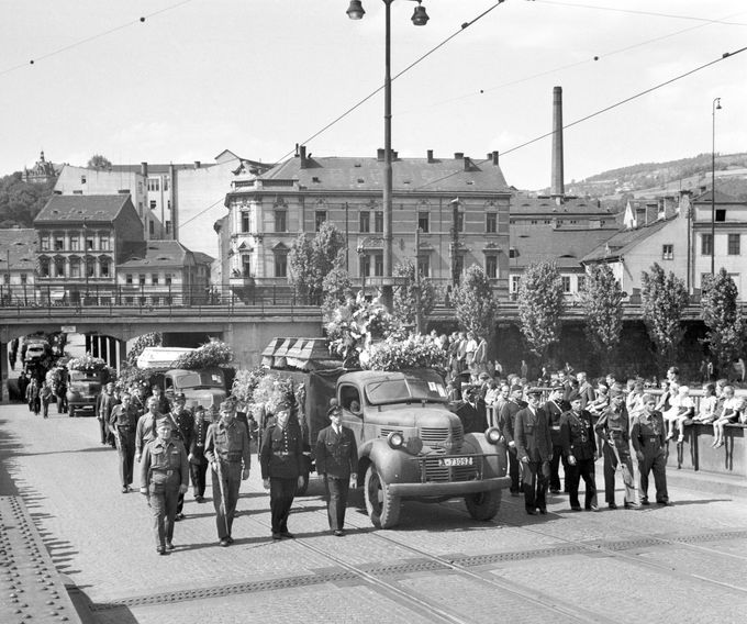 Pohřeb obětí tramvajové nehody na náměstí prezidenta dr. E. Beneše v Ústí nad Labem, 18. července 1947, za účasti ministra vnitra Václava Noska