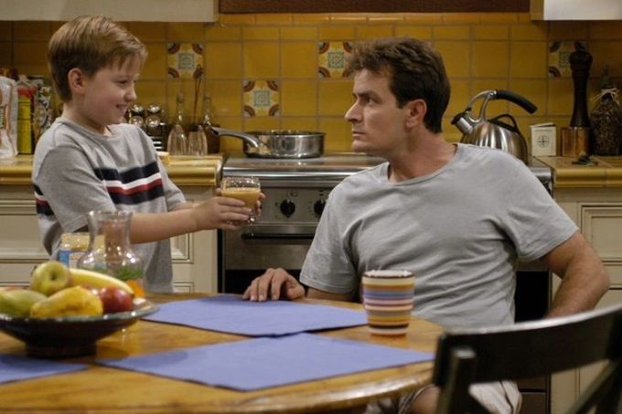 Charlie Harper (vpravo) v podání herce Charlieho Sheena.