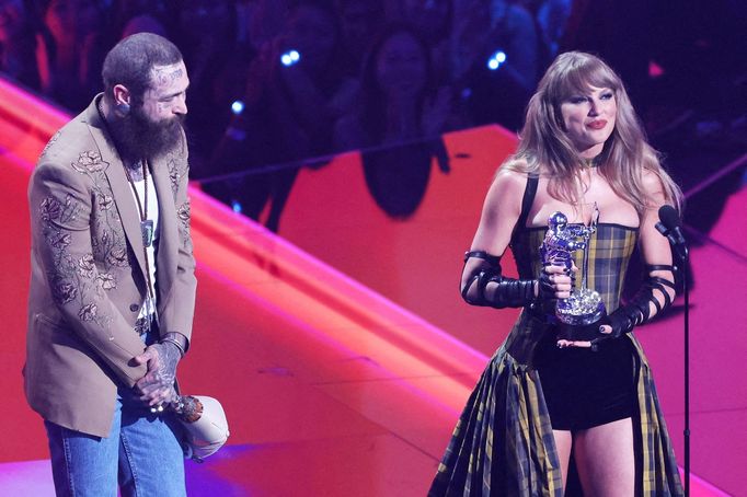 Post Malone a Taylor Swift na cenách MTV Video Music Awards.